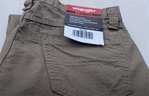 Read more about the article Wrangler Riggs Vs. Carhartt® Work Pants: A Comprehensive Guide