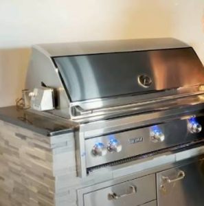 Read more about the article Lynx Vs. Wolf Grill: The Ultimate Backyard Battle