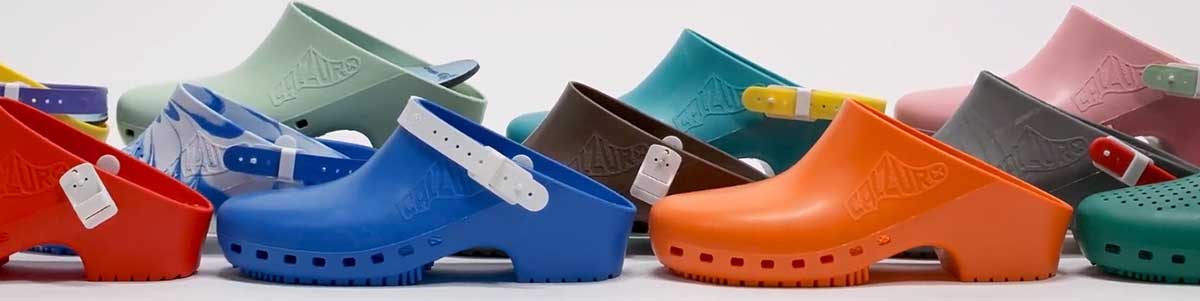 Read more about the article Calzuro Vs. Birkenstocks Clogs For Your Feet