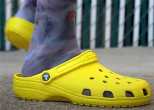 Read more about the article Calzuro Vs. Crocs: An In-Depth Comparison of Top Clog Brands