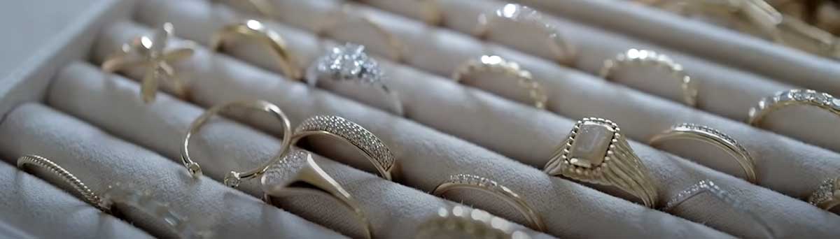 Read more about the article Oradina Vs. Mejuri: How Do These Jewelry Brands Compare?