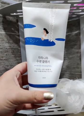 round lab birch juice moisturizing cleanser