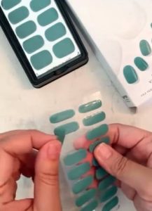 Read more about the article Dashing Diva Nail Strips Review From My Honest Experience