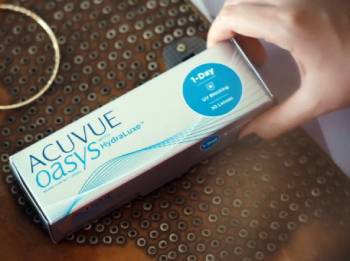 acuvue oasys hydraluxe vs max